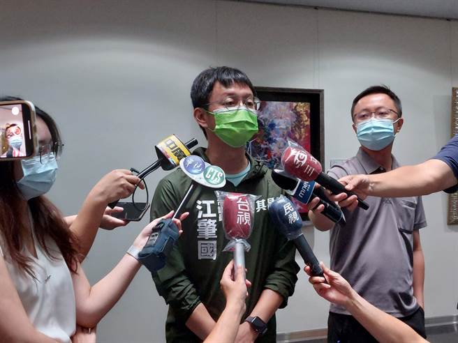 民進黨團總召江肇國表示，因市長盧秀燕因腳傷告假，議程將透過黨團協商調整，對於蔡蒼柏失言，他呼籲蔡知所進退。（謝瓊雲攝）