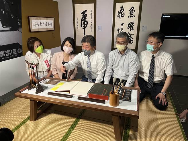 民进党台北市长参选人陈时中（中）28日赴台湾创价学会至善艺文中心，参观场内的艺术作品。（黄婉婷摄）