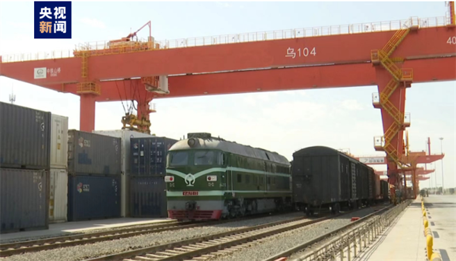 中吉烏「公鐵聯運」國際班列正式發運，比傳統國際鐵路聯運模式節省3至5天。（央視）