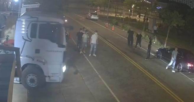 小弟列阵阻挡砂石车进入。（警方提供）