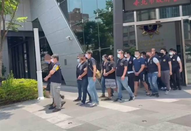 警方逮捕11名帮眾。（警方提供）