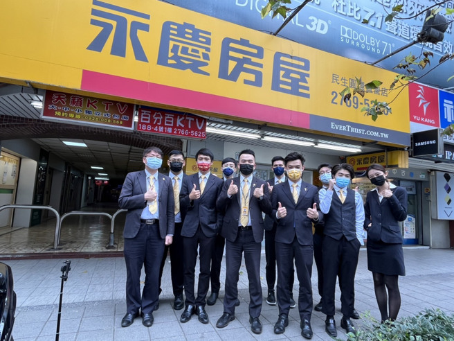 永庆拥有新人一对一师徒制培训，且公司的团队合作文化，能帮助转职者与新鲜人快速上手业务工作，世鸿(前排右三)第一年就领到最高11万月收入！(图/永庆房屋提供)