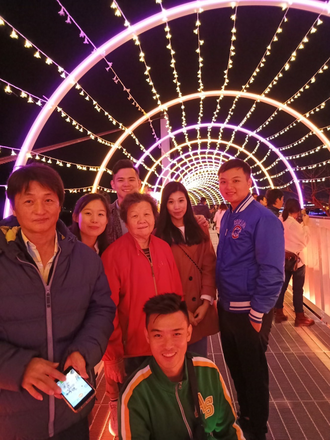 喜欢旅游的世鸿(图下)在加入永庆后，不只有能力带全家人在疫情解封后出国观光，接下来还以百万年薪为目标，计画在明年买房。(图/永庆房屋提供)(疫情前拍摄)