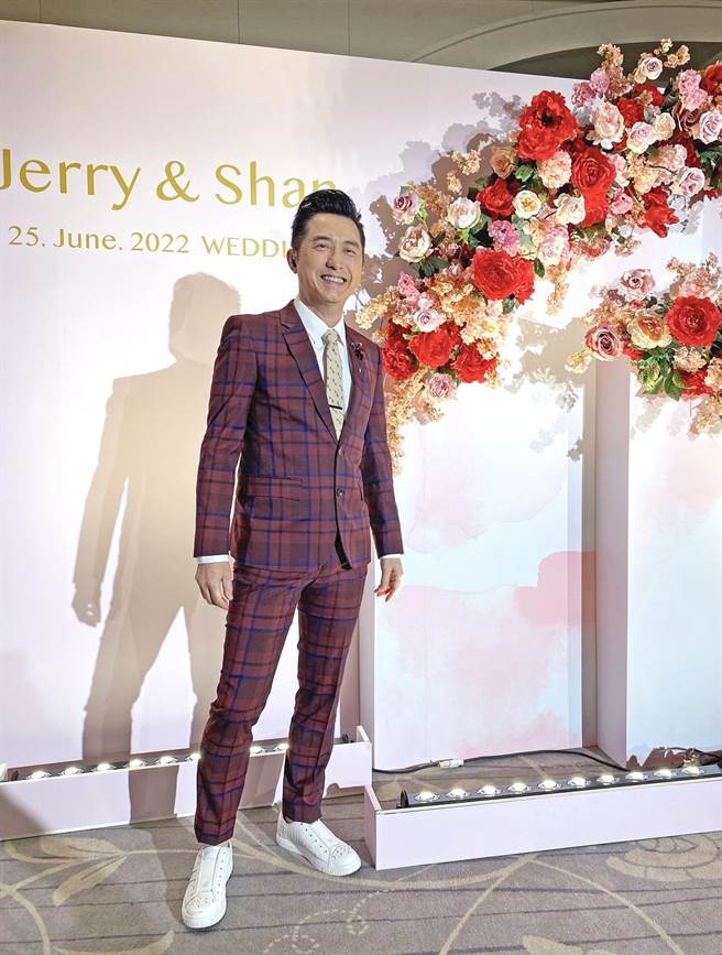 庾澄慶為《婚禮歌手》獻唱。（東森提供）