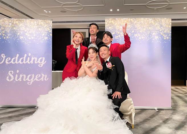 陳大天（後中）當煙霧彈，佯裝是當天唯一的婚禮歌手。（東森提供）