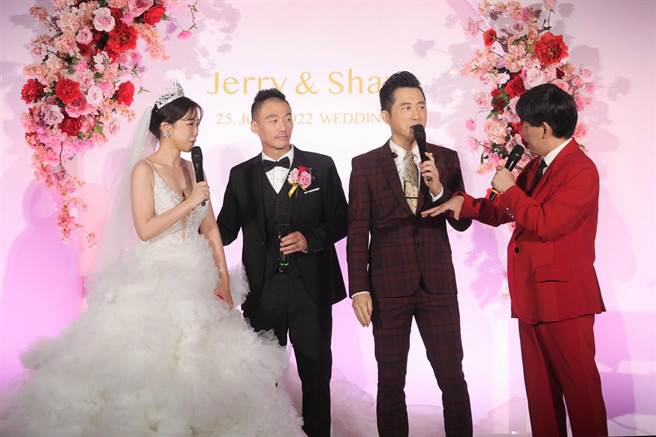 庾澄慶（右二）受黃子佼（右）大力邀請，為粉絲獻唱。（東森提供）