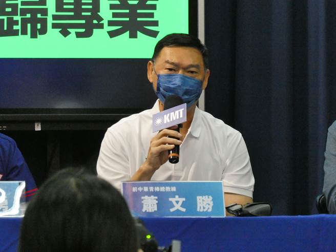 花费12亿元改建的新竹球场未完成验收就启用，导致球员林哲瑄等人接连受伤。前中华青棒队总教练萧文胜今天表示，国家要培养优秀选手不易，球员舞台在球场，运动生命也就是在球场，如果因为场地的问题造成运动生命结束相当可惜。（周志豪摄）