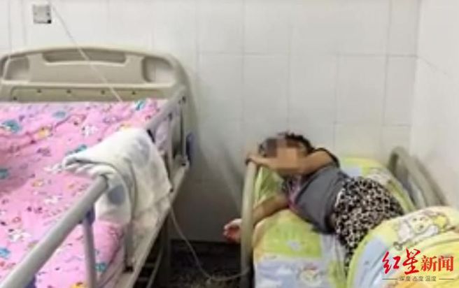 多名孩子在同个泳池游完泳后，被检测出腺病毒阳性。（翻摄自红星新闻）

