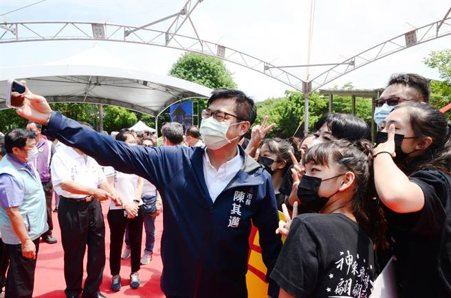 高雄市长陈其迈（前左）28日出席冈山运动中心动土典礼，他与民眾自拍。（林瑞益摄）