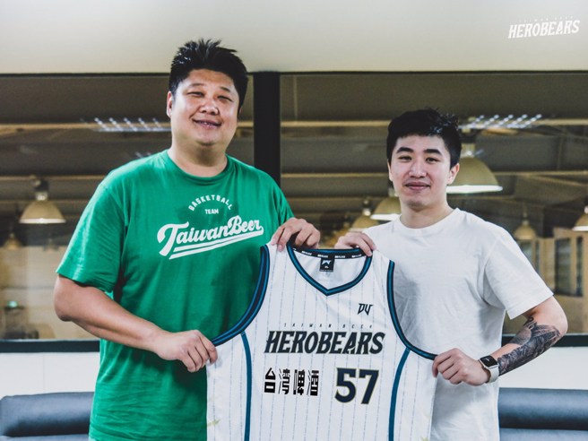 曹薰襄(右)跟台啤英熊总经理哈孝远一同展示57号台啤球衣。(台啤英熊提供)