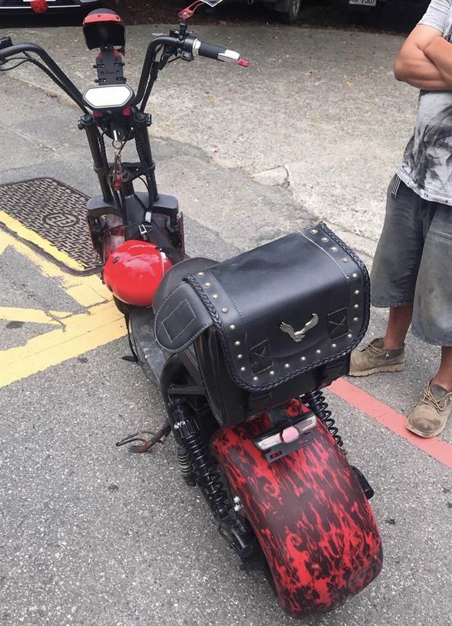 從警方提供的照片可以明確得知，該輛電動車沒有掛上車牌。（警方提供／李奇叡新北傳真）