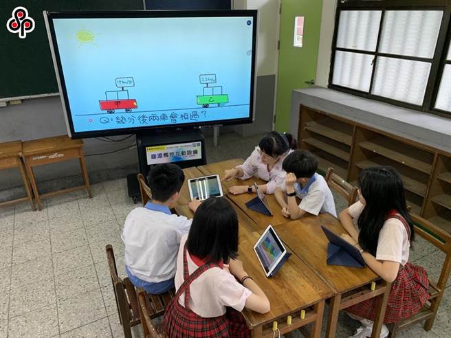 9月開學後，中小學生「生生用平板」來上課。（本報資料照片）