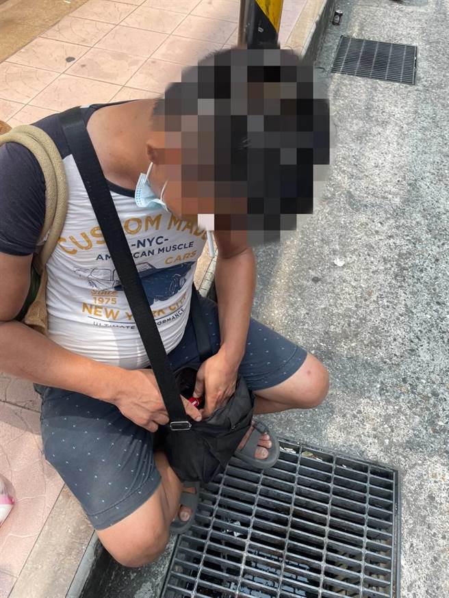 洪男因在路边抽烟遭到警方盘查，才惊觉自己因诈欺案件遭到通缉。（淡水警分局提供）