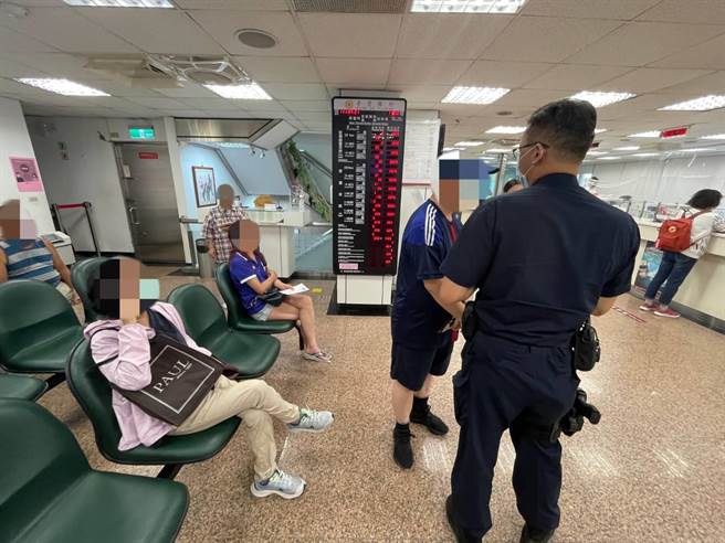 警方才刚查获诈欺通缉犯，又赶到银行劝说遭诈骗的吴姓老翁。（淡水警分局提供）