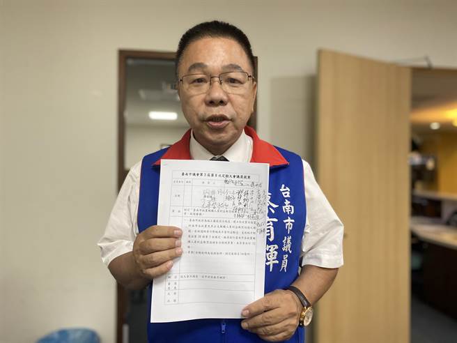 台南市议员蔡育辉今天提案「政党机构人员利益衝突迴避自治条例」，获得33名议员连署。(曹婷婷摄)