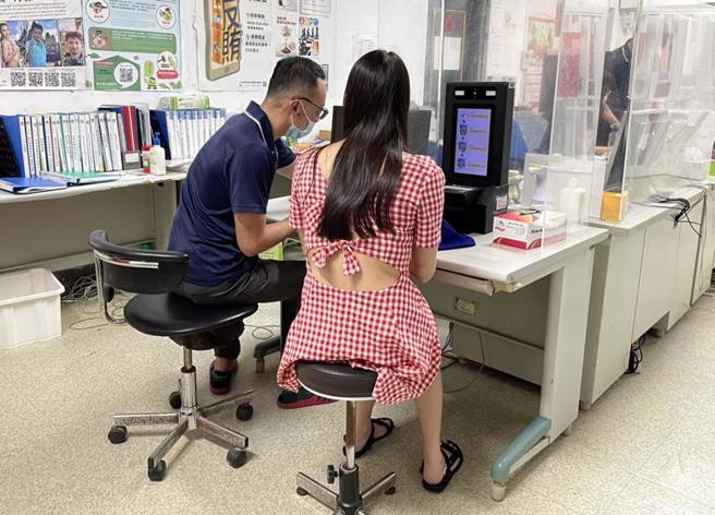 逃逸失联5年的越南籍阮姓女移工，在台南市善化区小吃部坐台陪酒，移民署台南市专勤队25日晚上查缉时，阮女一度拿出他人身分证企图蒙混过关，仍被识破，讯后依违反入出国及移民法、户籍法送办。（图/ 中央社）