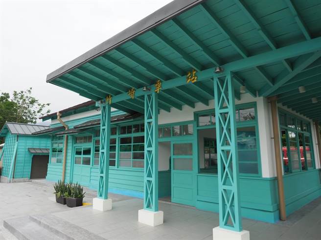 竹崎車站整座車站以蒂芬妮藍為特色之典型日式、全線最完整阿里山檜木建造。（高鐵提供）