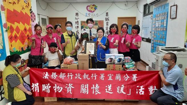 宜兰分署李佾城主任及爱心服务协会创会理事蔡碧云及天使心执行长陈秋楦等人，27日前往社团法人宜兰县自闭症协会捐赠物资。（宜兰分署提供／吴佩蓉宜兰传真）
