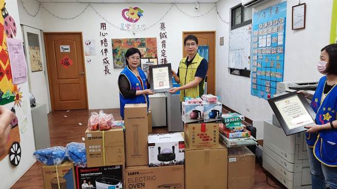 宜兰分署李佾城主任（右）及爱心服务协会创会理事蔡碧云及天使心执行长陈秋楦等人，27日前往社团法人宜兰县自闭症协会（左为理事长游妙香）捐赠物资。（宜兰分署提供／吴佩蓉宜兰传真）