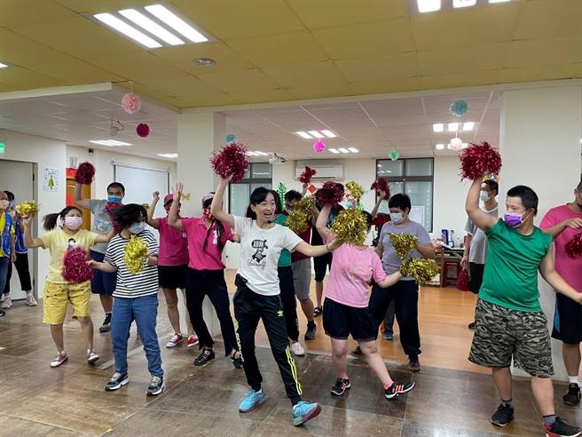 27日自闭症协会安排学员们律动表演，展现活泼的一面，并欢迎大家的到来。（宜兰分署提供／吴佩蓉宜兰传真）