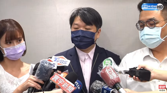 余正煌委任律师张佑齐、曾威凯召开记者会，再度反驳林智坚说法。（中时新闻网提供）