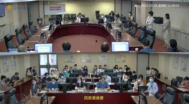 台北市議會今進行民政委員會，提出今年選舉也有綁一件「18歲公民權修憲複決」公投，恐再現2018投票亂象。（摘自台北市議會直播）