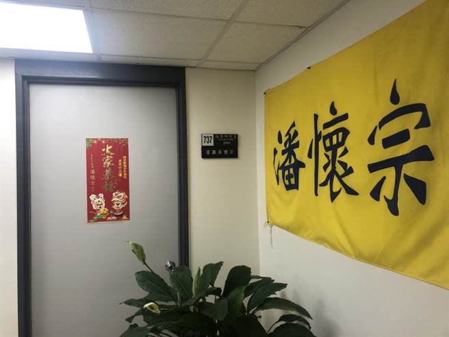 台北市議員潘懷宗遭解職，助理出面轉達聲明。（楊亞璇攝）