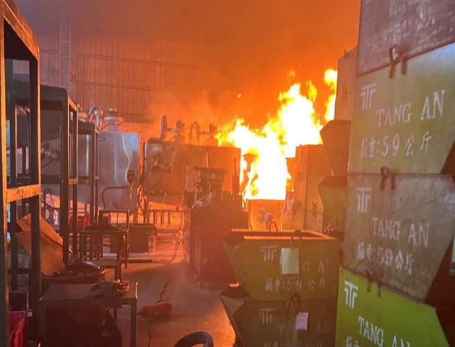 高雄市阿蓮區1家螺絲工廠28日下午1時許發生火警，幸無人傷亡。（翻攝照片／林瑞益高雄傳真）