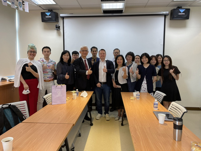 区块链会议结束后，大家迫不及待地与Jan Carlos合照。(照片/辅仁大学提供)