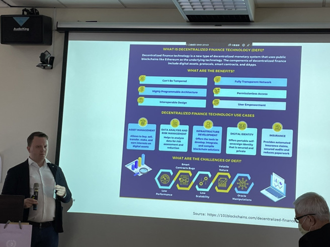 瑞士洛桑应用科学与人文艺术大学(HSLU, Hochschule Luzern)金融管理学院企业发展部主管及研究员Jan Carlos分享自身看法。(照片/辅仁大学提供)