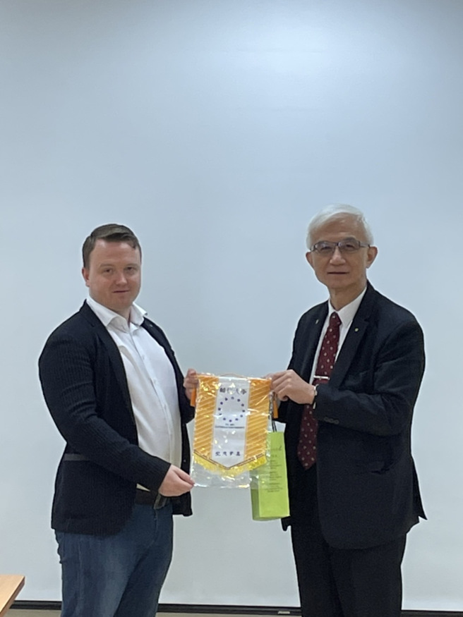 Jan Carlos与谢邦昌副校长合影。(照片/辅仁大学提供)