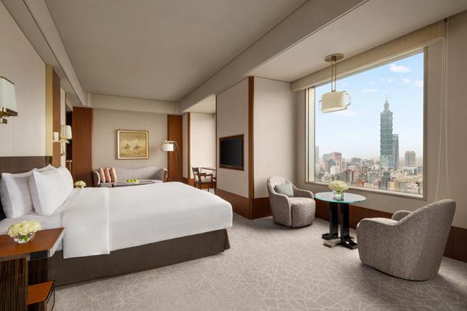 （台北远东香格里拉推出「恋夏101住房专案」，情侣可入住面101景观超豪华客房。图／台北远东香格里拉饭店）