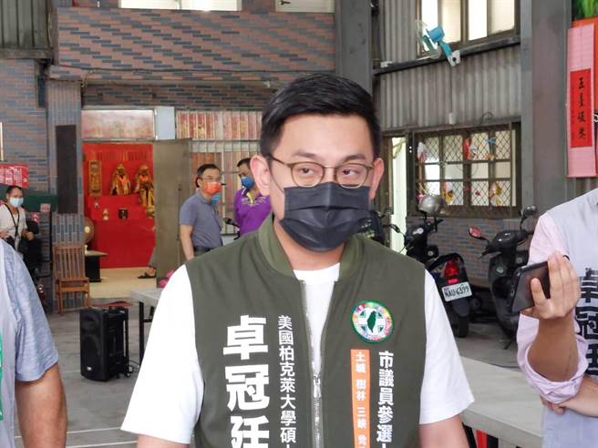 民进党新北市议员参选人卓冠廷批评，交通局下架「前瞻」停车场工程总表，换上新北市长侯友宜剪彩成绩单，侯和团队的「争功诿过」功力令人瞠目结舌。（陈慰慈摄）