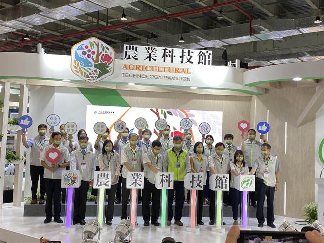 农委会副主委陈骏季今(28)日出席「2022亚洲生技大展-农业科技馆」启动仪式受访表示，每年都有新的品种培育出来，未来如果品种搭配技术来锁定，外销就不怕技术被偷，单一技术外销也不怕被仿冒，因为技术是适用单一特殊品种。（李柏澔摄）