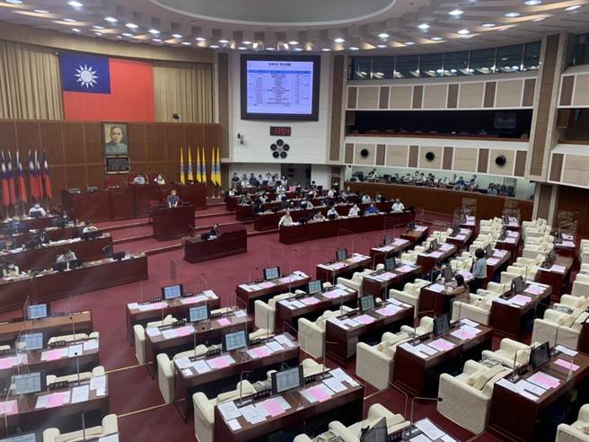 台北市议会下午举行教育部门质询。（黄婉婷摄）