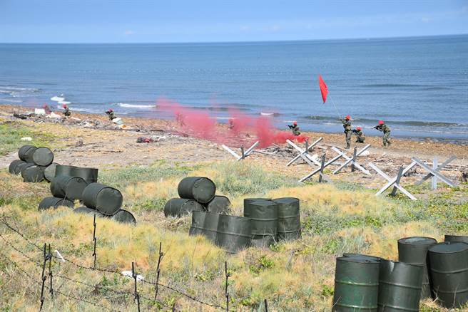 國軍漢光、同心演習28日上午在後龍鎮福寧安檢所前舉行紅、藍軍守備攻防演練。（謝明俊攝）