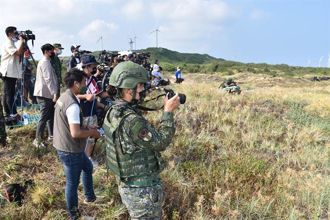國軍漢光、同心演習28日上午在後龍鎮福寧安檢所前舉行紅、藍軍守備攻防演練，開放媒體採訪。（謝明俊攝）