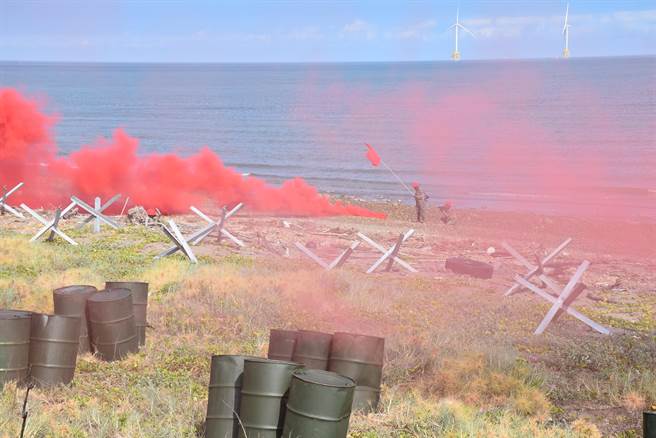 國軍漢光、同心演習28日上午在後龍鎮福寧安檢所前舉行紅、藍軍守備攻防演練。（謝明俊攝）