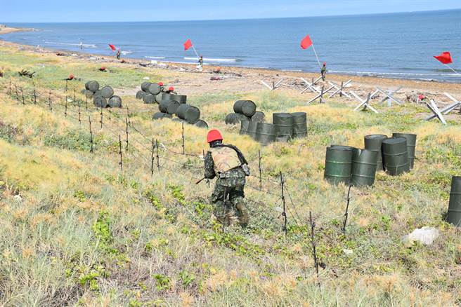 國軍漢光、同心演習28日上午在後龍鎮福寧安檢所前舉行紅、藍軍守備攻防演練。（謝明俊攝）