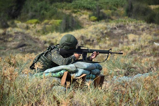 國軍漢光、同心演習28日上午在後龍鎮福寧安檢所前舉行紅、藍軍守備攻防演練，藍軍守備崗哨。（謝明俊攝）