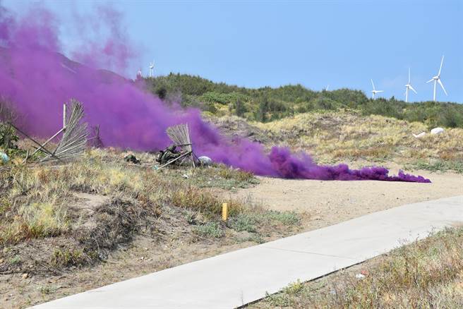 國軍漢光、同心演習28日上午在後龍鎮福寧安檢所前舉行紅、藍軍守備攻防演練。（謝明俊攝）