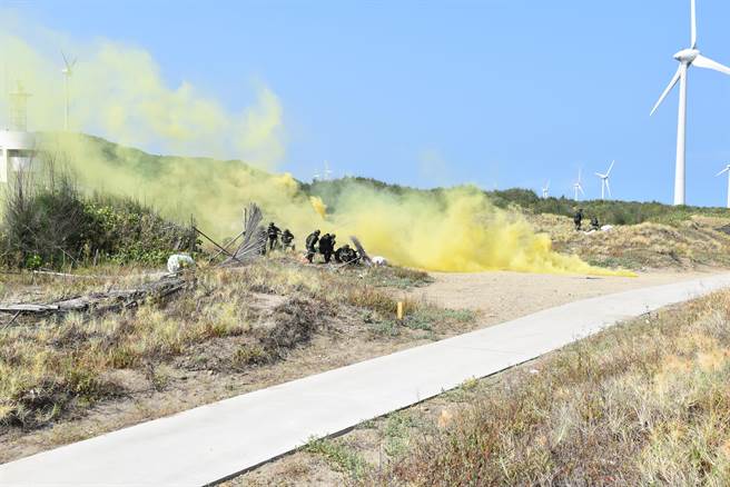 國軍漢光、同心演習28日上午在後龍鎮福寧安檢所前舉行紅、藍軍守備攻防演練。（謝明俊攝）