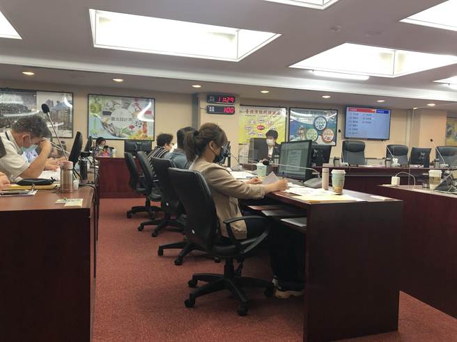 針對北市成功市場改建進度，市場處長陳庭輝表示，廠商7月22日正式向新工處提出提前解約。（張芷瑜攝）