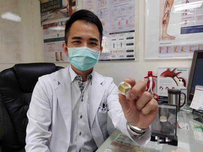 楊智鈞主任表示，新式第二代生物組織瓣膜有抗鈣化、耐用的特色，使用年限也較長。（大千醫院提供／李京昇苗栗傳真）