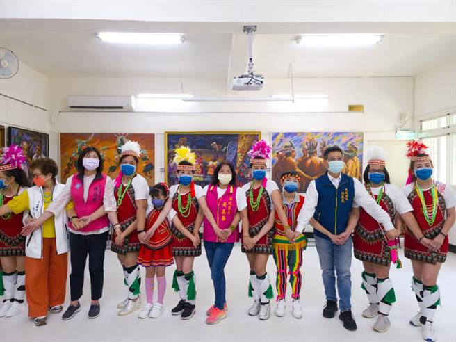 深坑第二市民活动中心屋龄已逾40年，近期修缮翻新，今（28）日上午举行重启仪式，原住民带来舞蹈表演。（李奇叡摄）