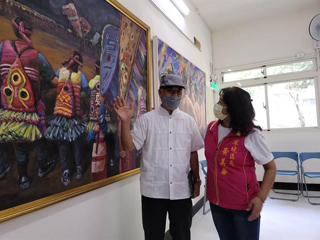 擅长原住民人物绘画的台湾知名艺术家郭掌从也展出画作助阵。（李奇叡摄）