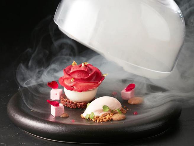 （王品集团旗下顶级牛排餐厅「THE WANG」情人节玫瑰甜点。图／THE WANG提供）