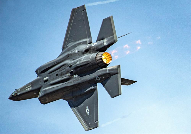 美國F-35A隱形戰機在雷諾飛行大賽（Reno Air Races）中展現性能的畫面。（美國空軍）