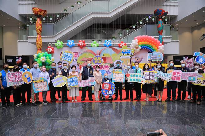 台中市卫生局举办「长照接送：优行台中-台中市长照APP交通接送预约服务」记者会，宣布功能再提升。（冯惠宜摄）