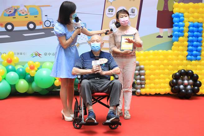 73张爷爷和家属现身台中市卫生局举办「长照接送：优行台中-台中市长照APP交通接送预约服务」记者会，对于「动动手就能预约交通接送服务」相当感谢。（冯惠宜摄）